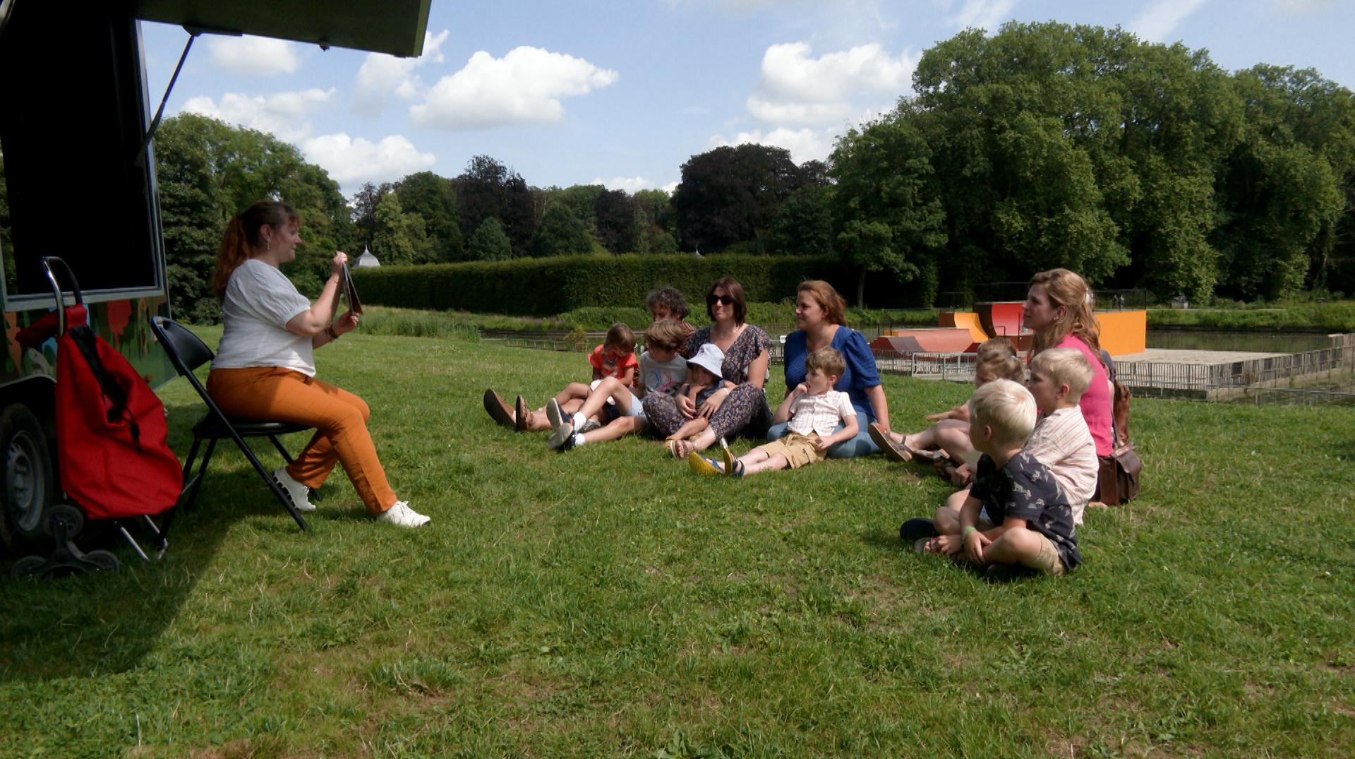 Les racontines de la bibliothèque d'Enghien s'installent dans le parc le mercredi après-midi pour des lectures en plein air