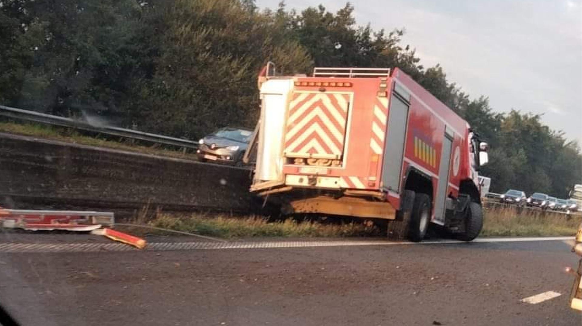 E429 : un camion de pompier termine sa course dans la berme centrale à hauteur de Melles