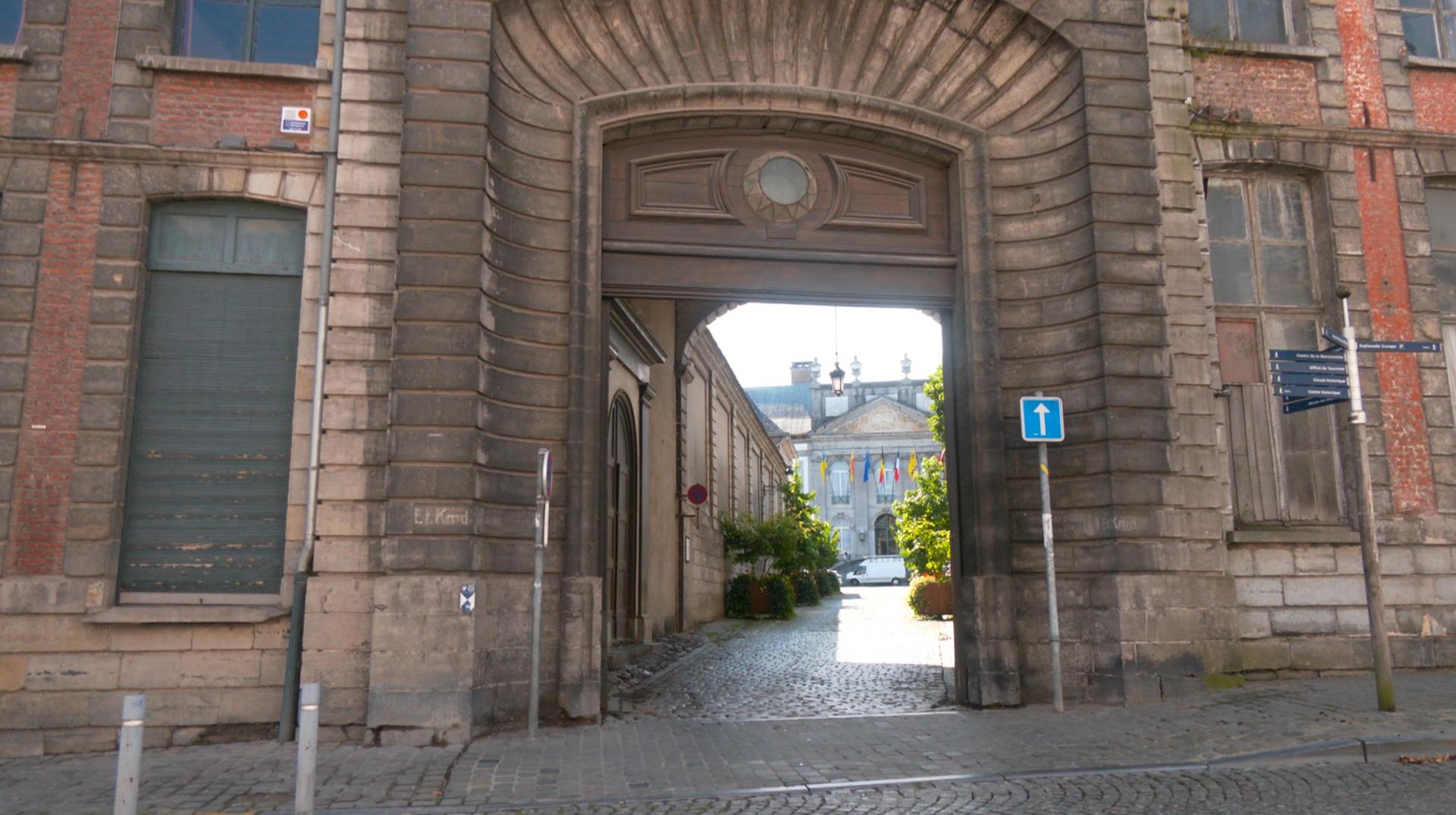 La vente du porche de l'hôtel de ville de Tournai suspendue