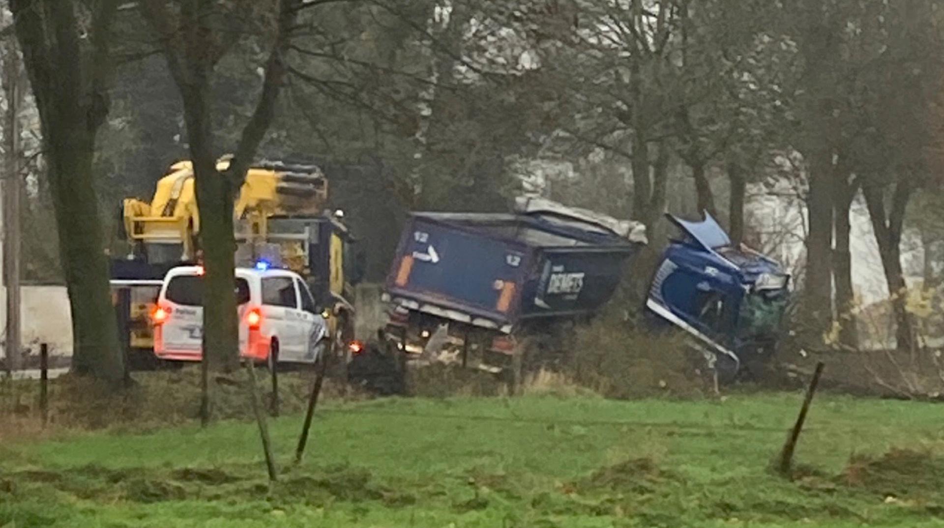 Thumaide : un camion heurte un arbre et termine dans un champ