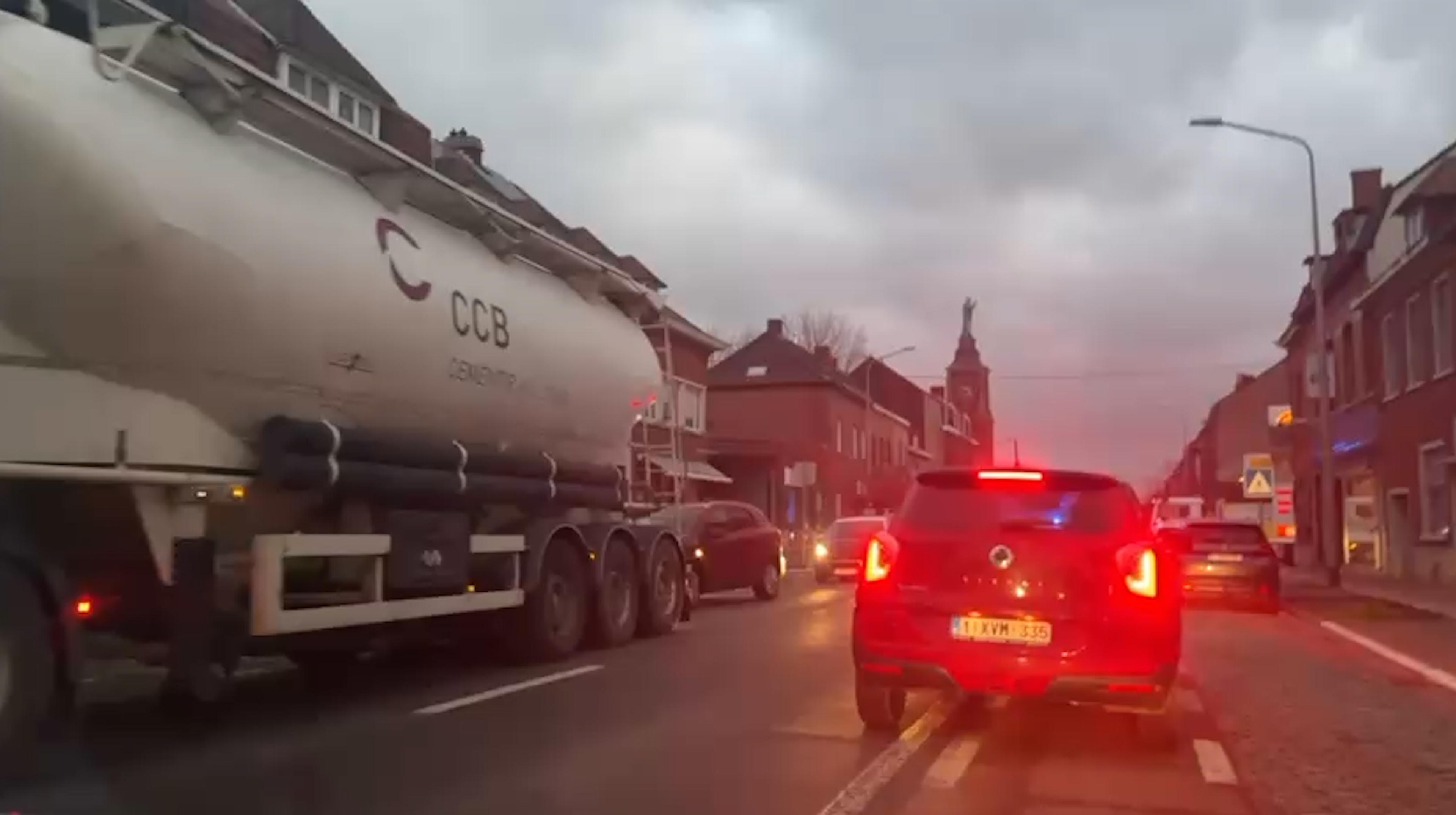 « La ville de Tournai est complètement bouchée » : carnage routier suite à l’accident de camion sur la E42
