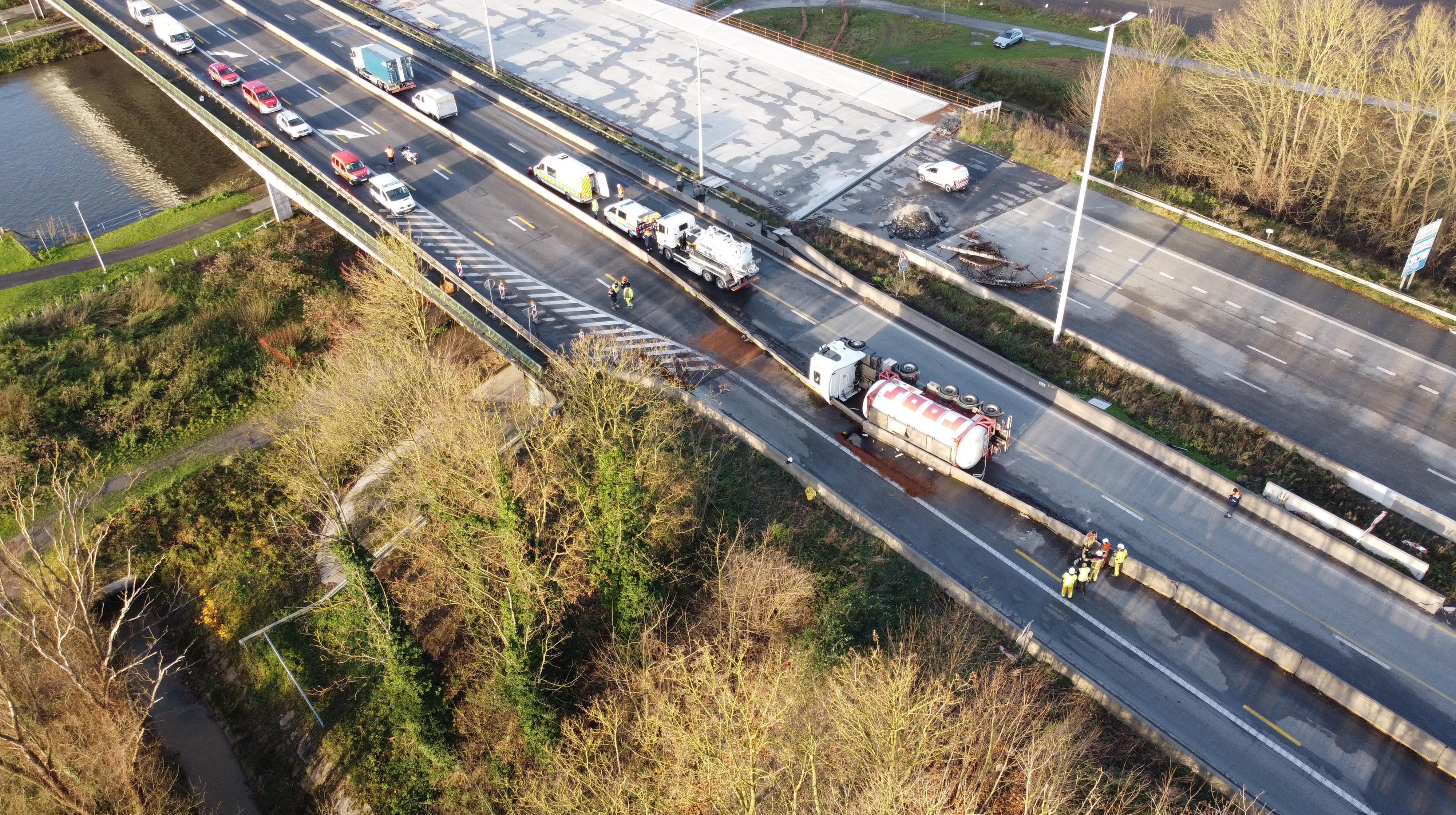 Accident dans le chantier de Froyennes : l'acide que contient le camion ne s'écoule pas
