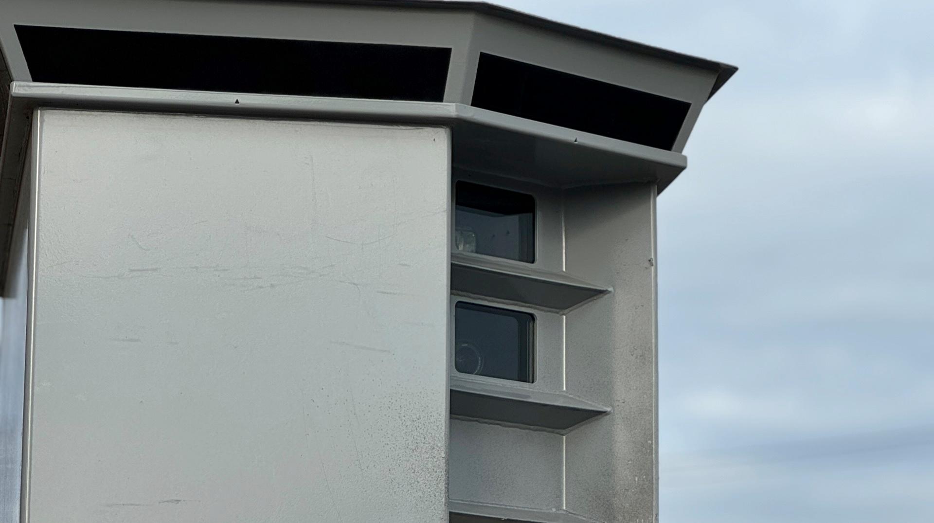 Un lidar installé sur la N56 sous le pont entre Bouvignies et Rebaix