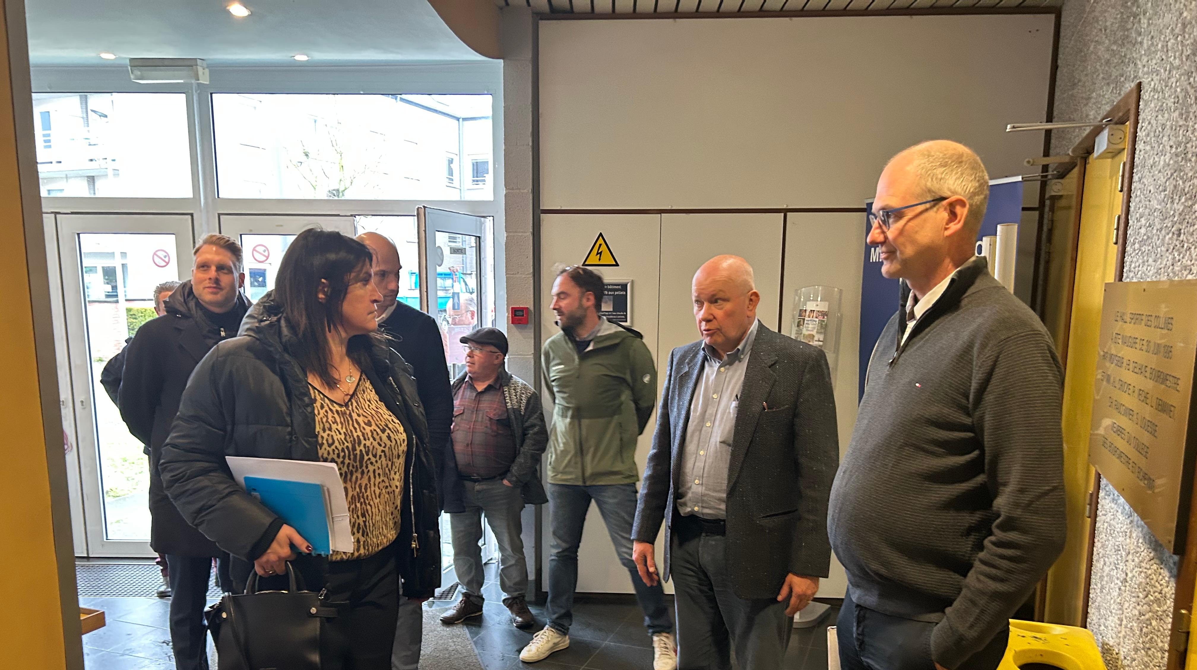 Visite ministérielle aux halls sportifs de Frasnes-lez-Buissenal et d’Anvaing