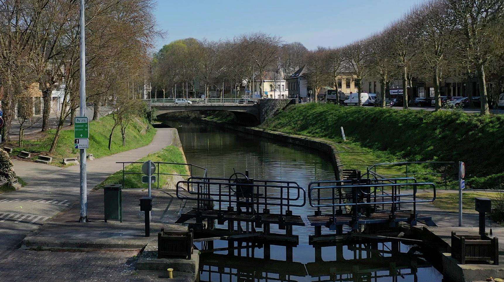 Ath : une partie du canal de la Dendre polluée accidentellement au mazout