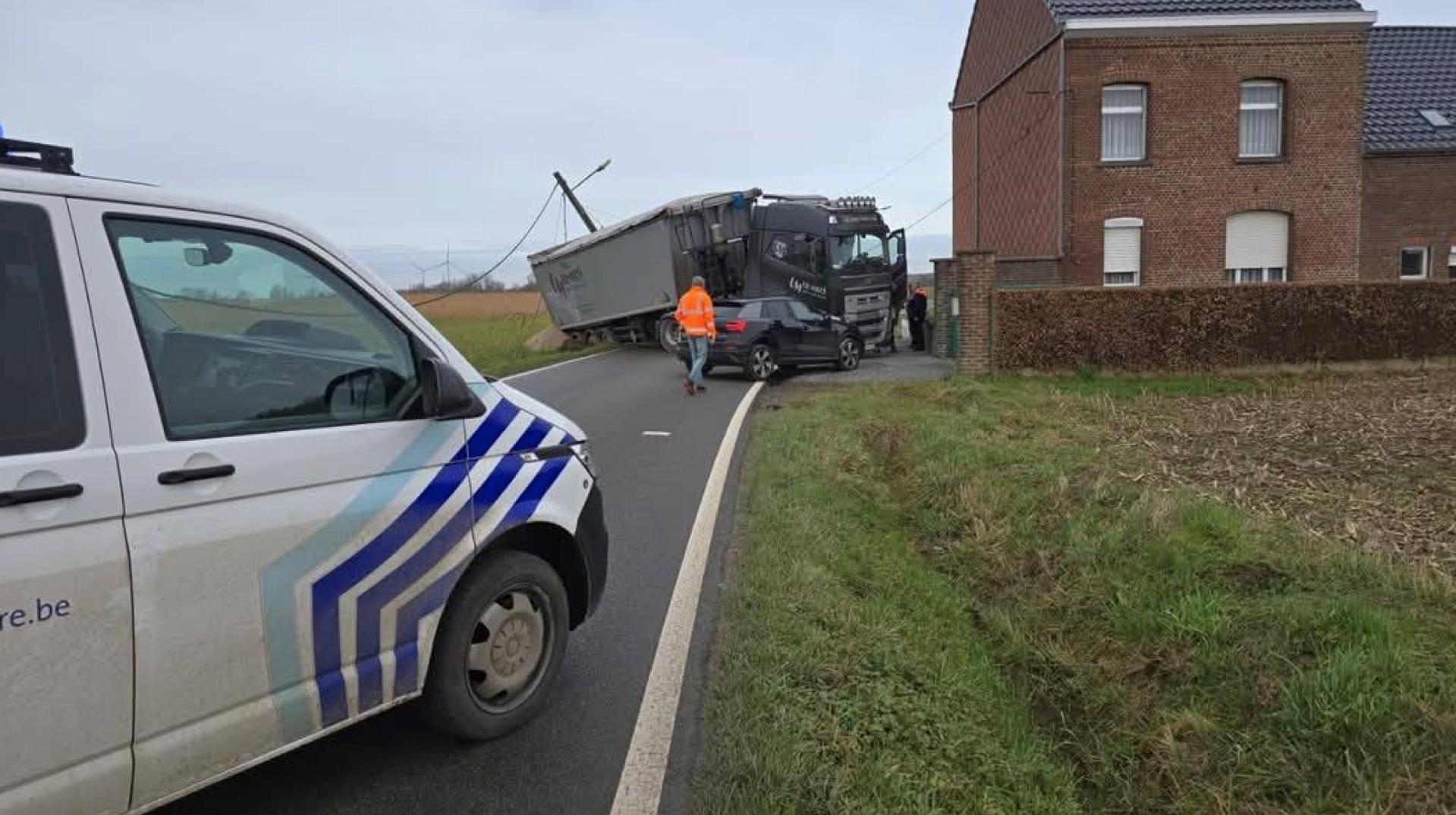 Un camion en travers de la rue de la Station à Silly