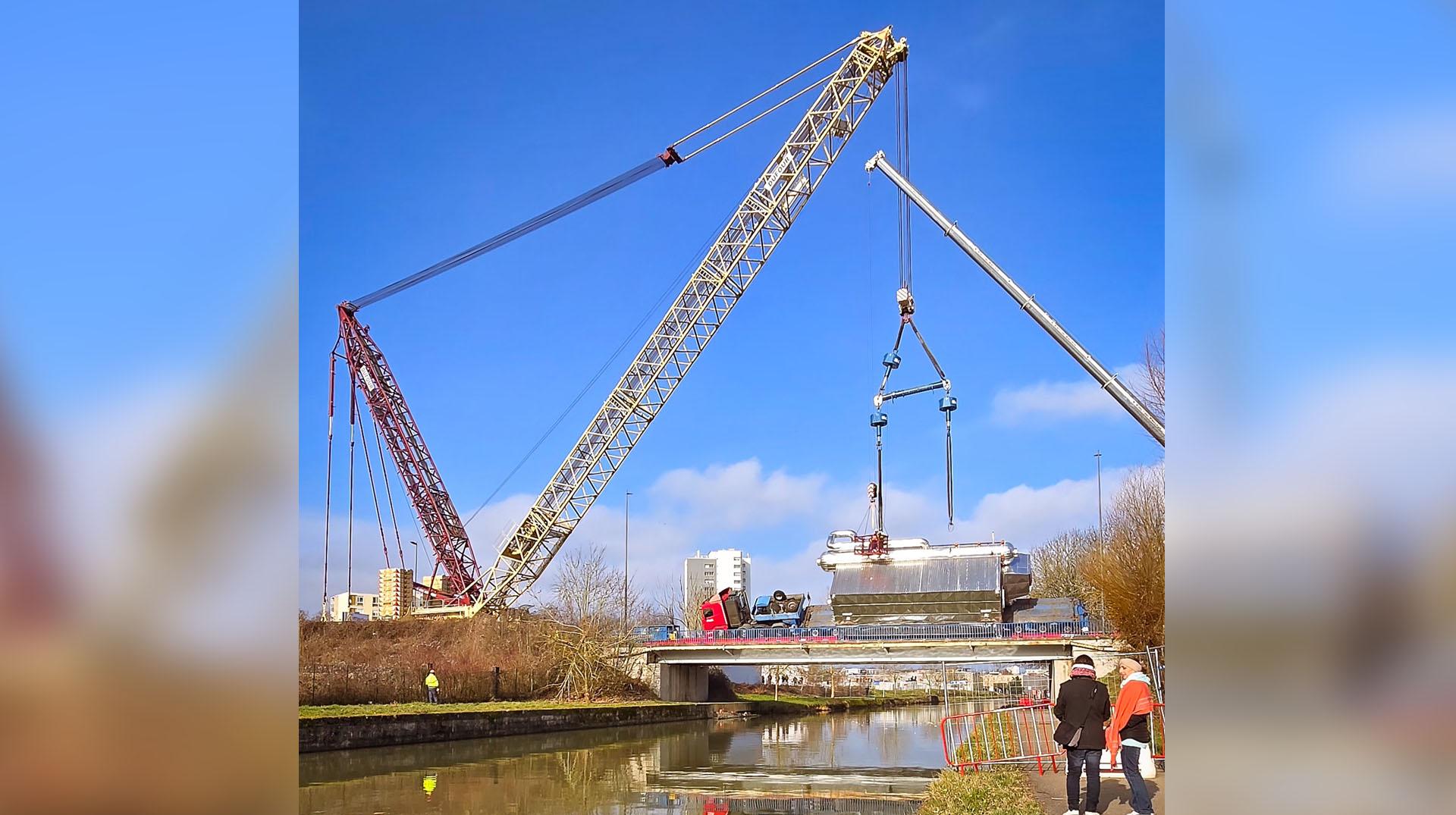 L'entreprise tournaisienne Dufour appelée pour relever un convoi exceptionnel renversé sur un pont près de Nancy en France