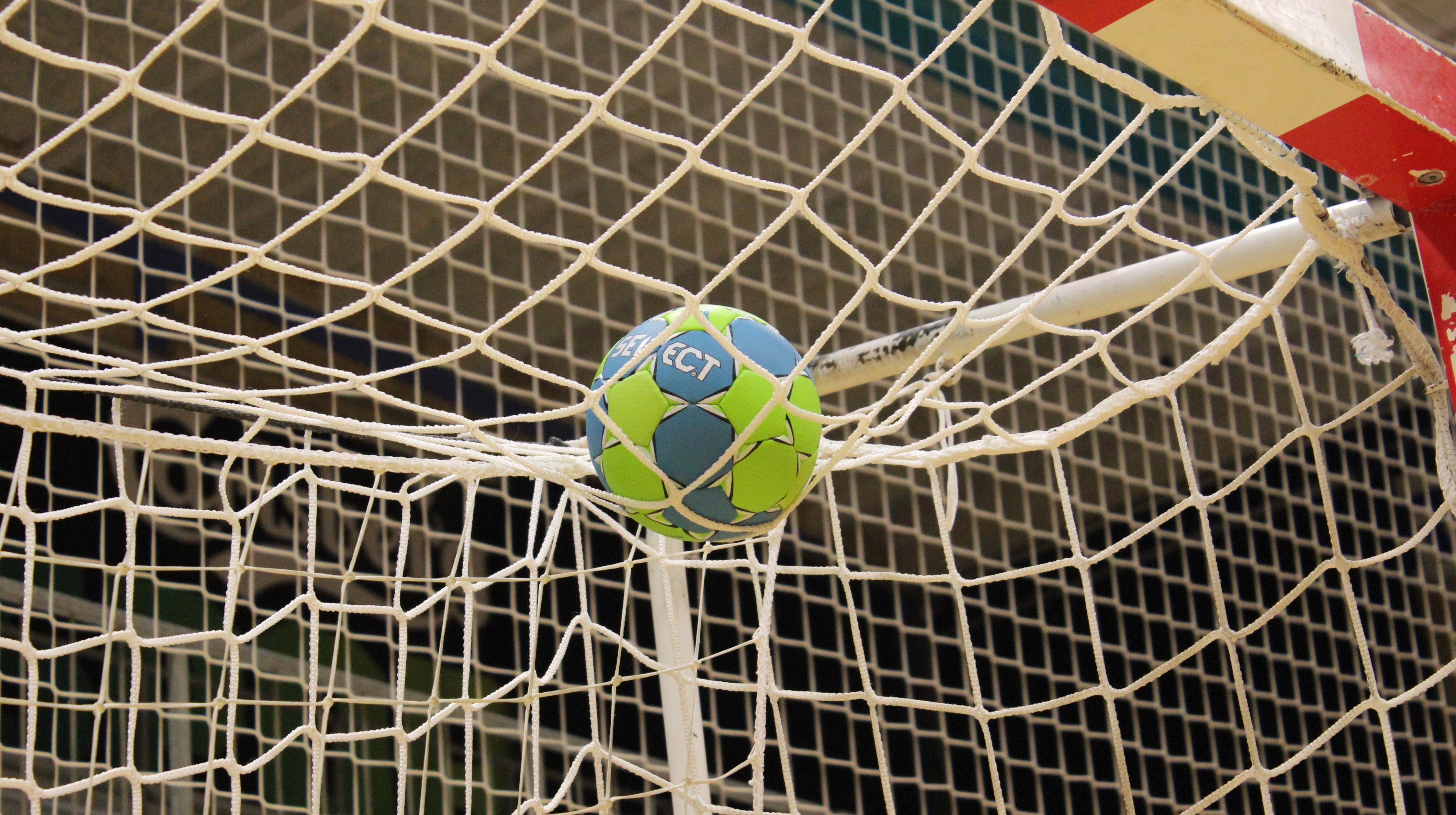 Handball : L'Estudiantes Tournai perd face à Izegem et peine à lancer ses playoffs.