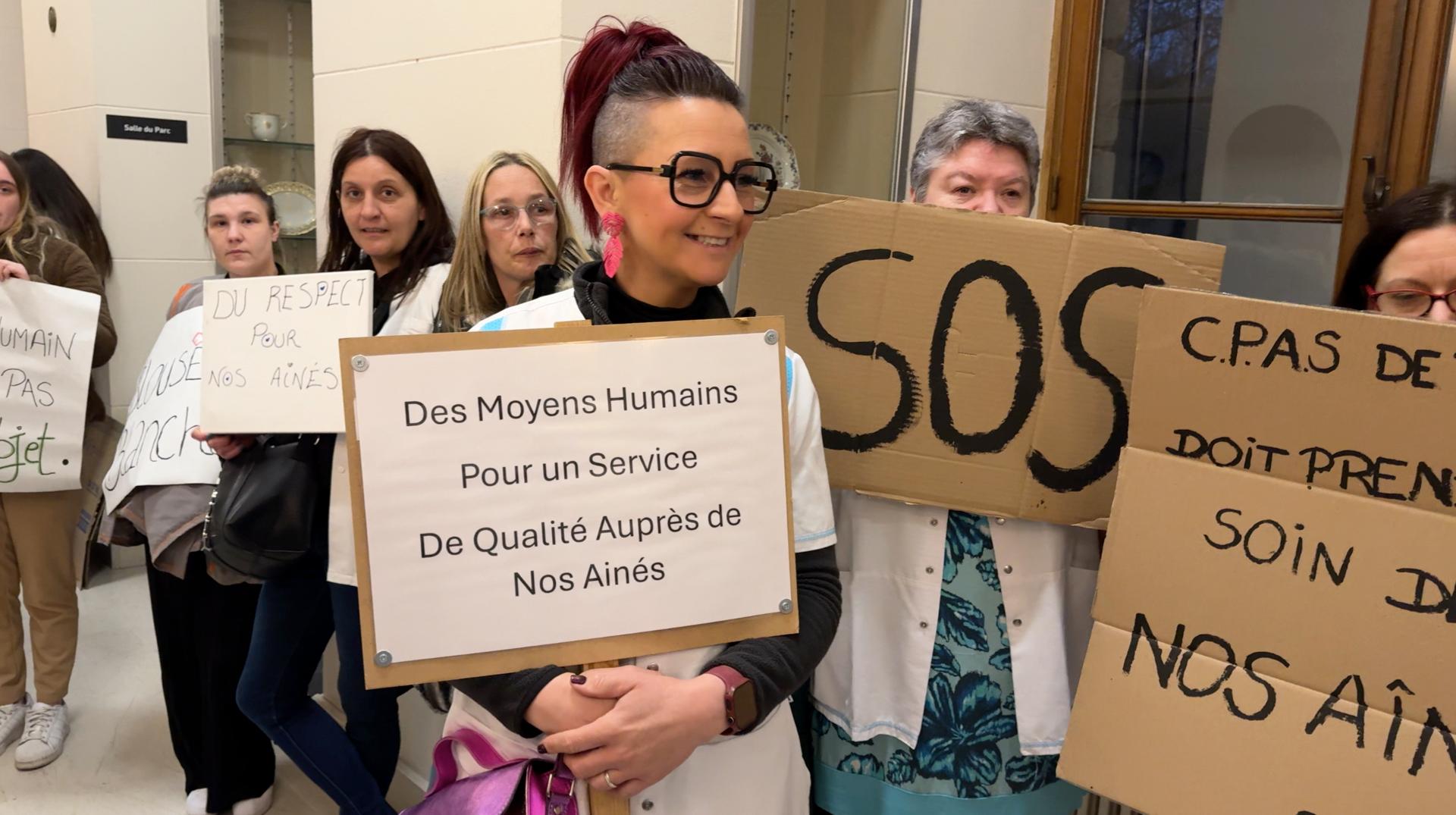 Tournai : les syndicats et le personnel soignant du CPAS sont présents en nombre au conseil communal