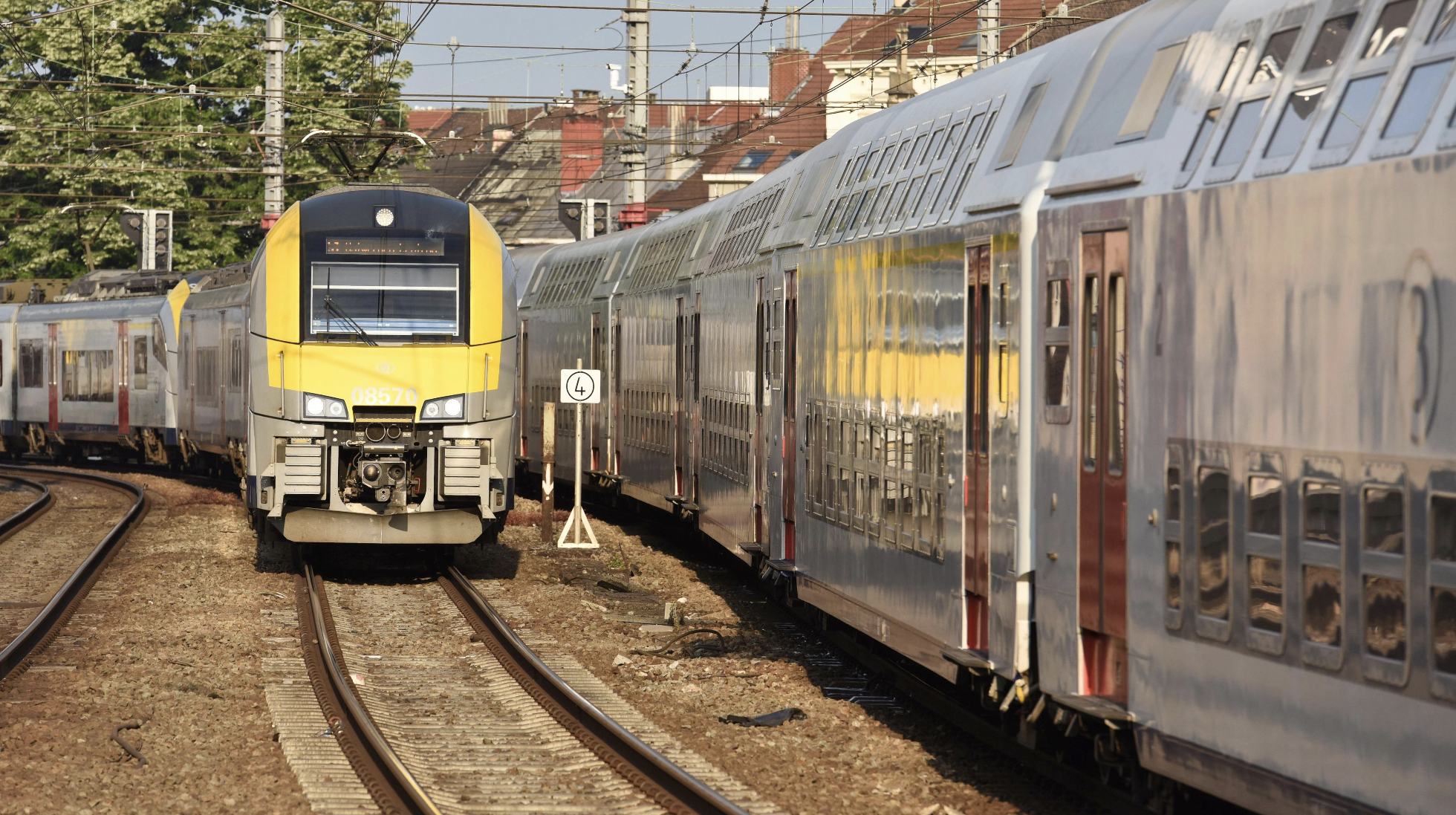 Le trafic ferroviaire entre Tournai et Mons paralysé suite à un grave accident de voiture à Basècles