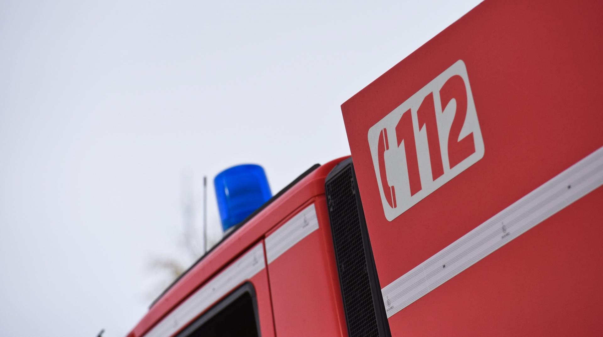 Blaton : un véhicule en feu le long de l’E42