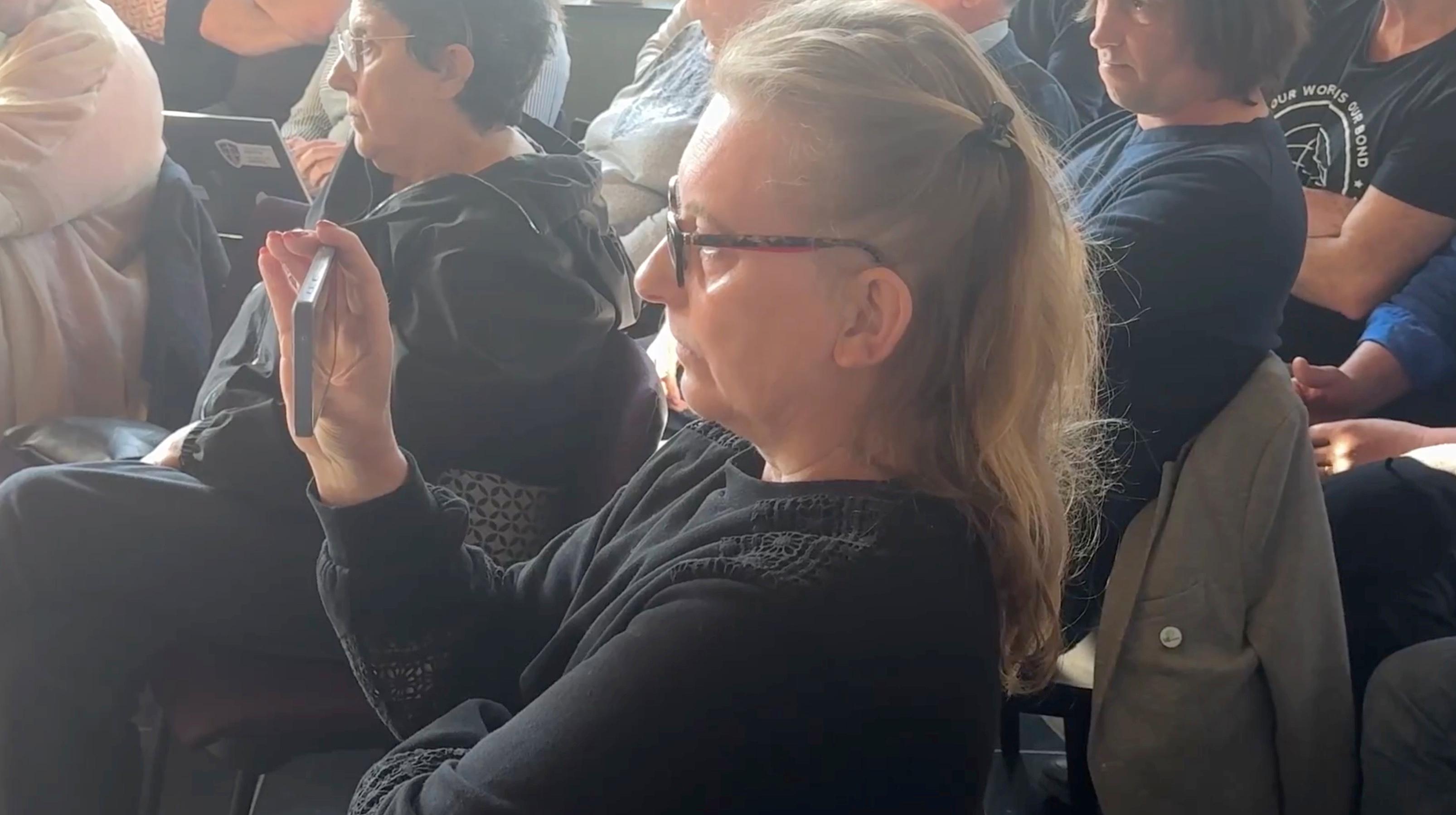 Alors que le ministre Desquesnes lui donne raison, Nathalie Delbecque décide de ne plus filmer les séances du conseil communal de Bernissart