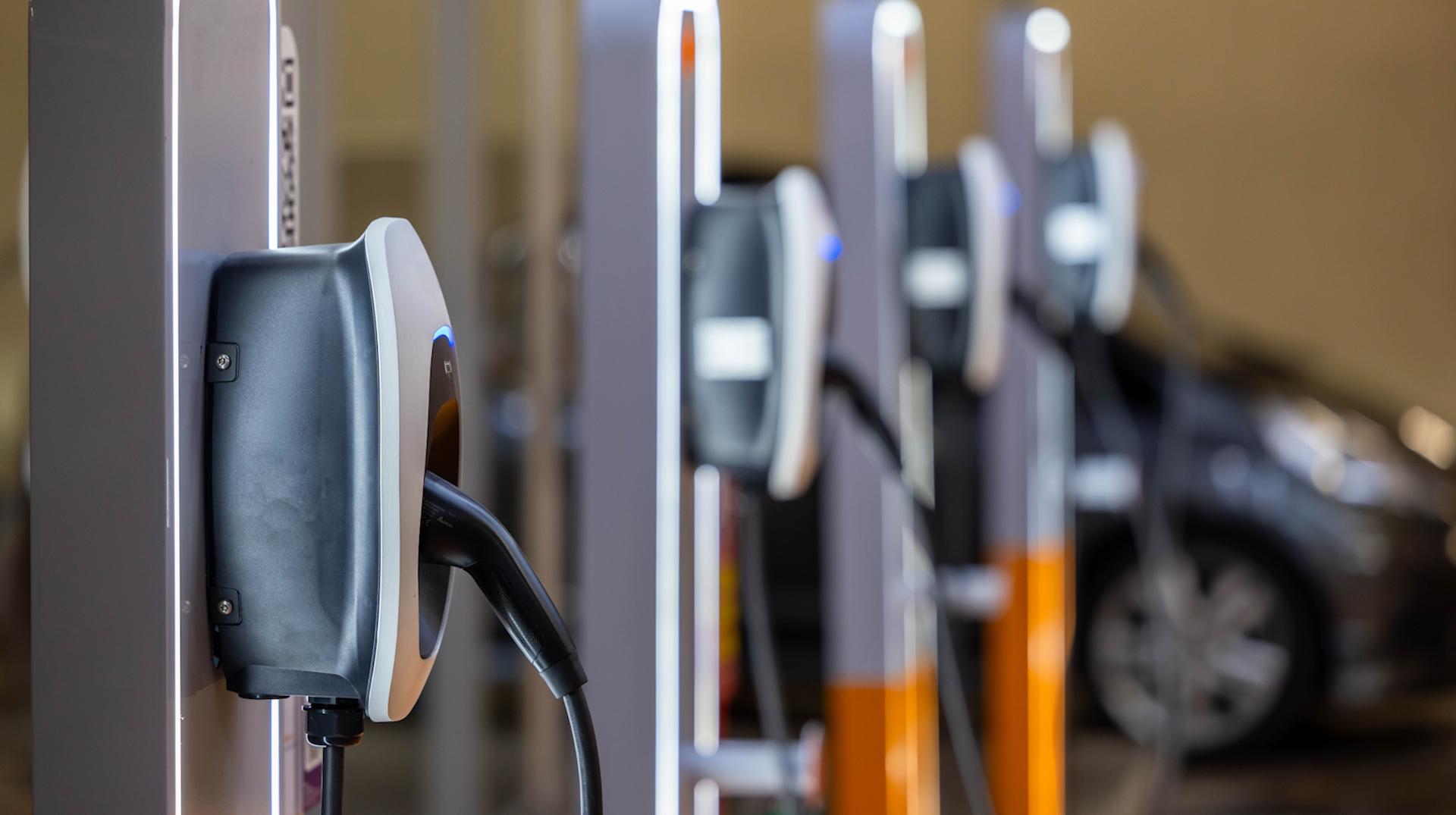 Estaimpuis : les 4 bornes de recharge électrique seront installées d’ici début 2026