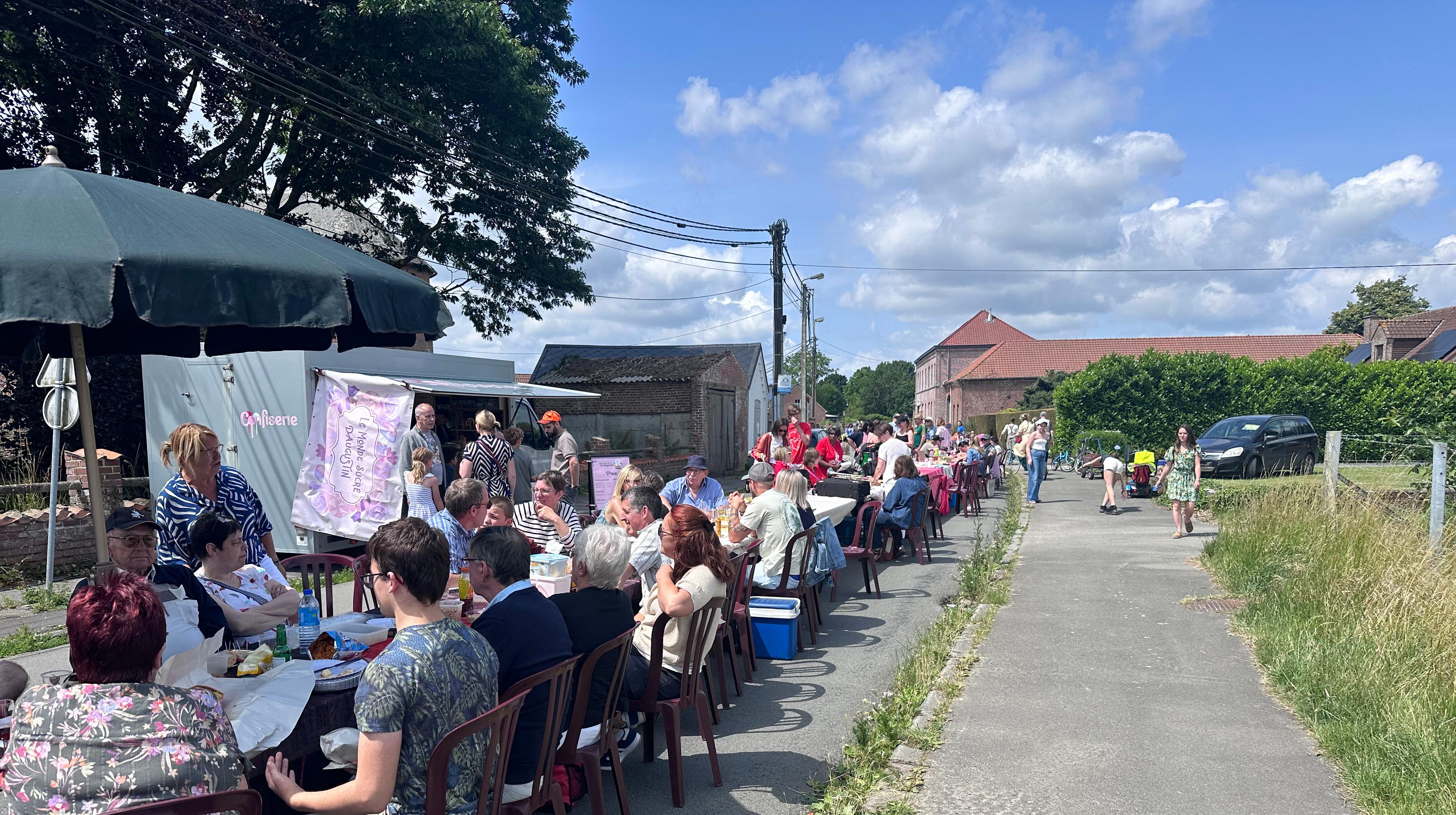 Tentative de record du monde de la plus longue table d'apéro à Esplechin