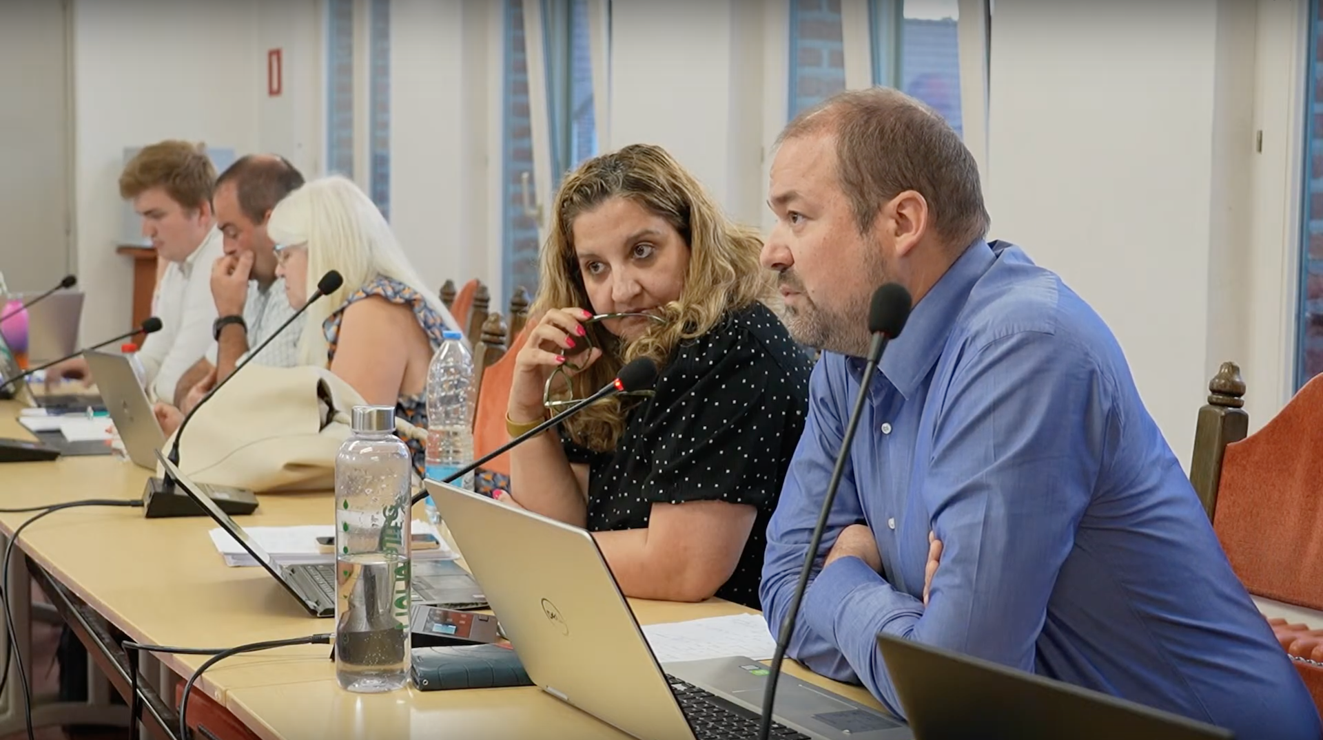 Le conseil communal de Brunehaut sous tension, une « main tendue » acceptée du bout des doigts
