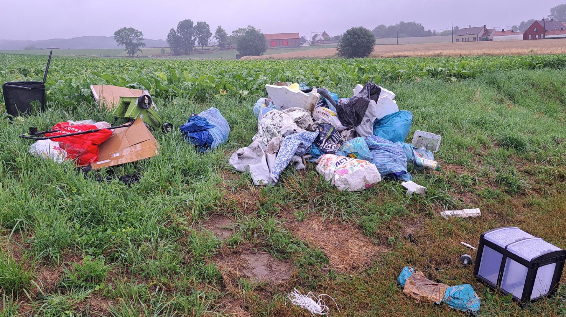 Mont-de-l’Enclus : un Renaisien démasqué après avoir balancé ses déchets dans un champ