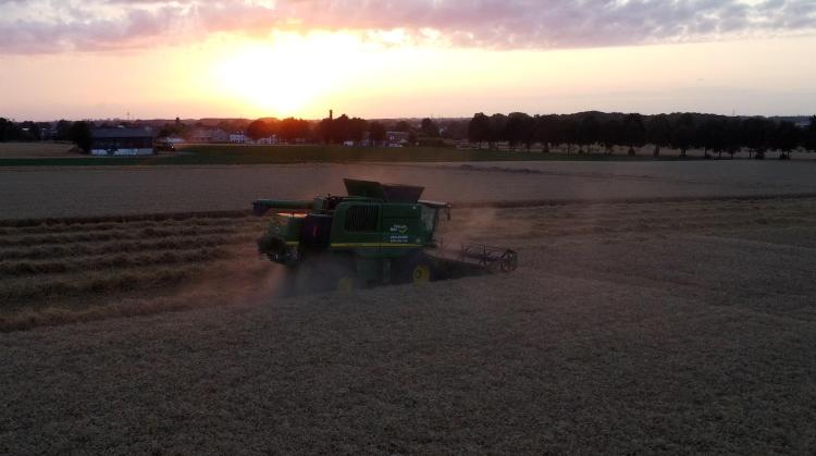 Jusqu'au bout de la nuit : ces agriculteurs qui nous nourrissent