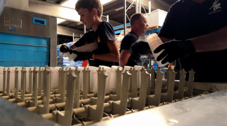 Tournai : une nouvelle machine pour laver les gobelets chez Deforest
