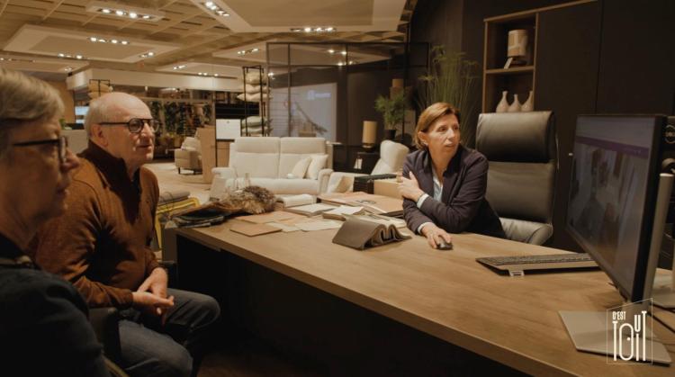 C'est tout toit : Oscar Delcoigne rénove son salon chez Makri