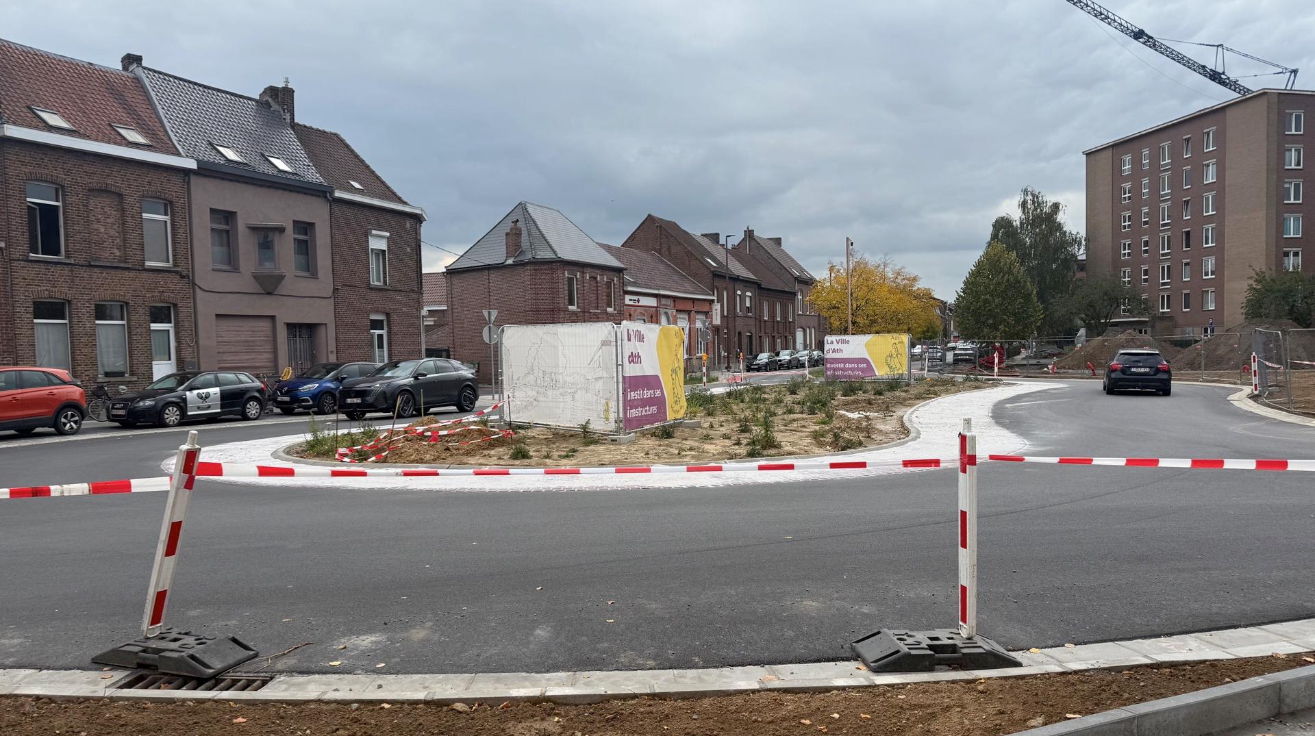 Camions qui empiètent sur le rond-point de la place de Lorette à Ath : «Des tests ont pourtant été faits avec des bus articulés»