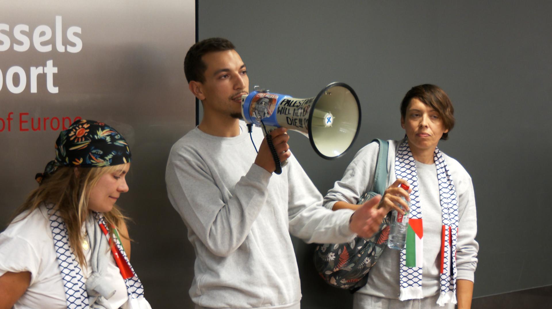 «Là, on est devant vous mais il n'y a pas un seul moment depuis ce matin où je me sens libre», Youssef Swatt's a été accueilli par ses proches à l'aéroport à son retour d'Israël