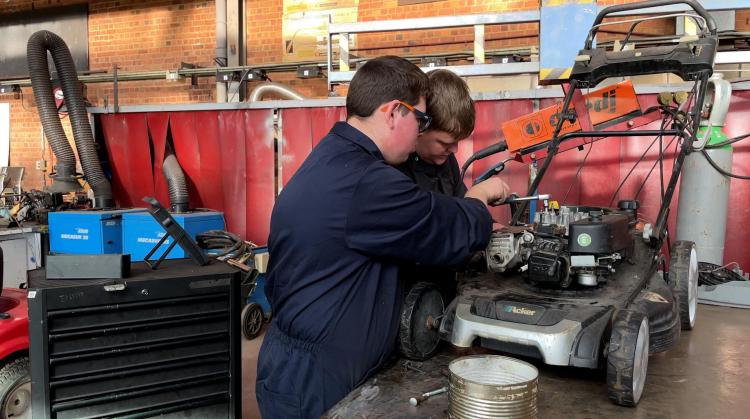 L'IPES d'Ath lance un atelier d'entretien des machines agricoles et horticoles