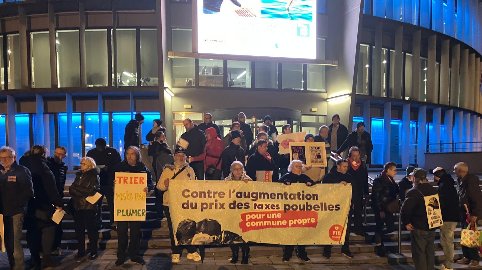 Mouscron : le PTB manifeste devant le CAM contre la hausse de la taxe immondice