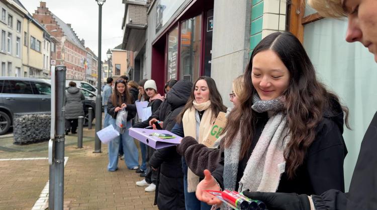 Enghien : 1.500 professeurs et élèves forment une chaîne humaine pour manifester contre les mesures d'économies dans l'enseignement