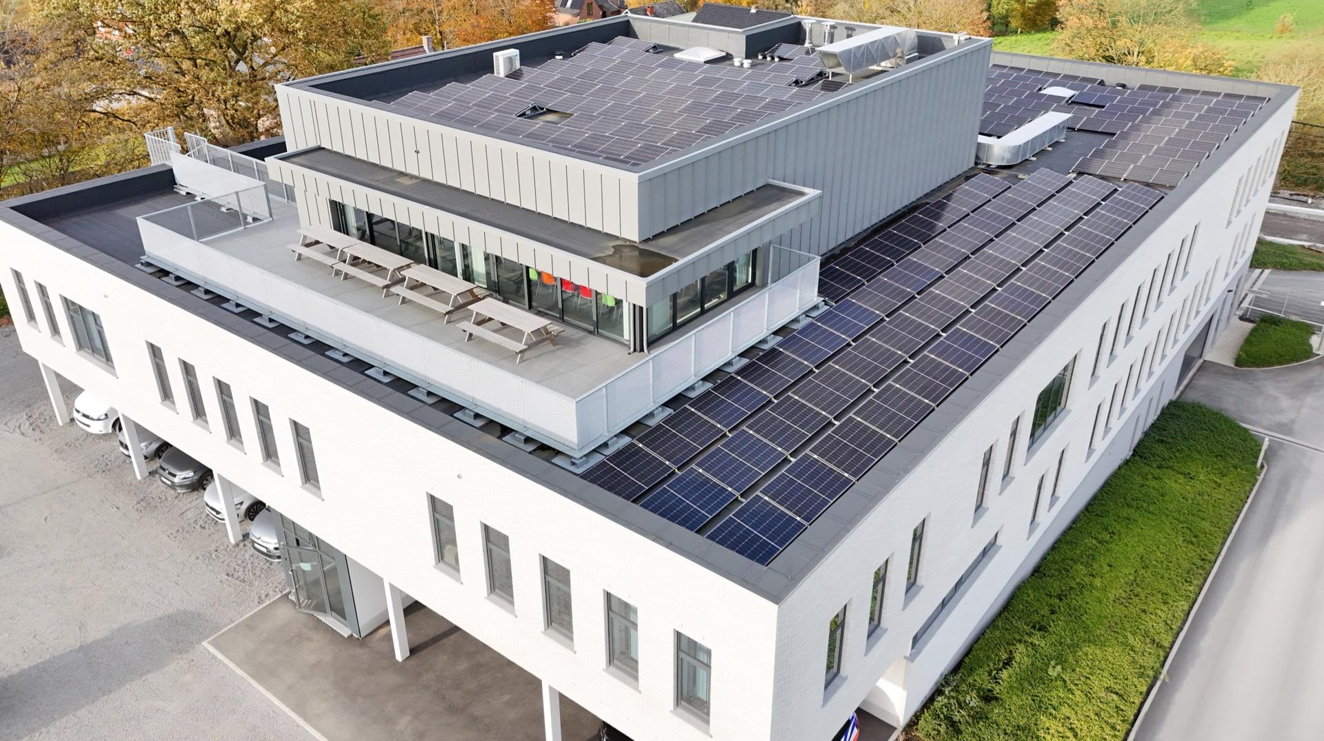 157 panneaux photovoltaïque sur le toit du commissariat de Silly