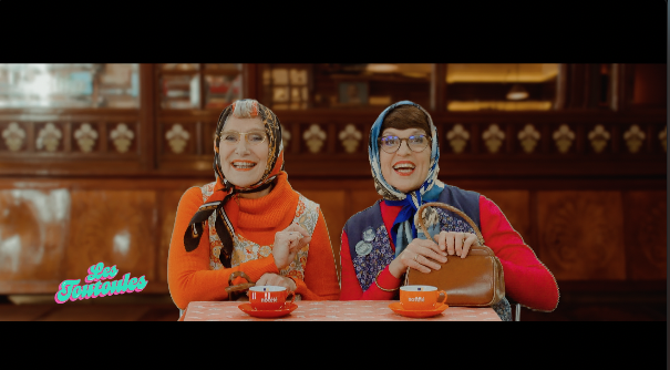 Les Toutoules : Léontine et Mariette au défilé de tracteurs illuminés