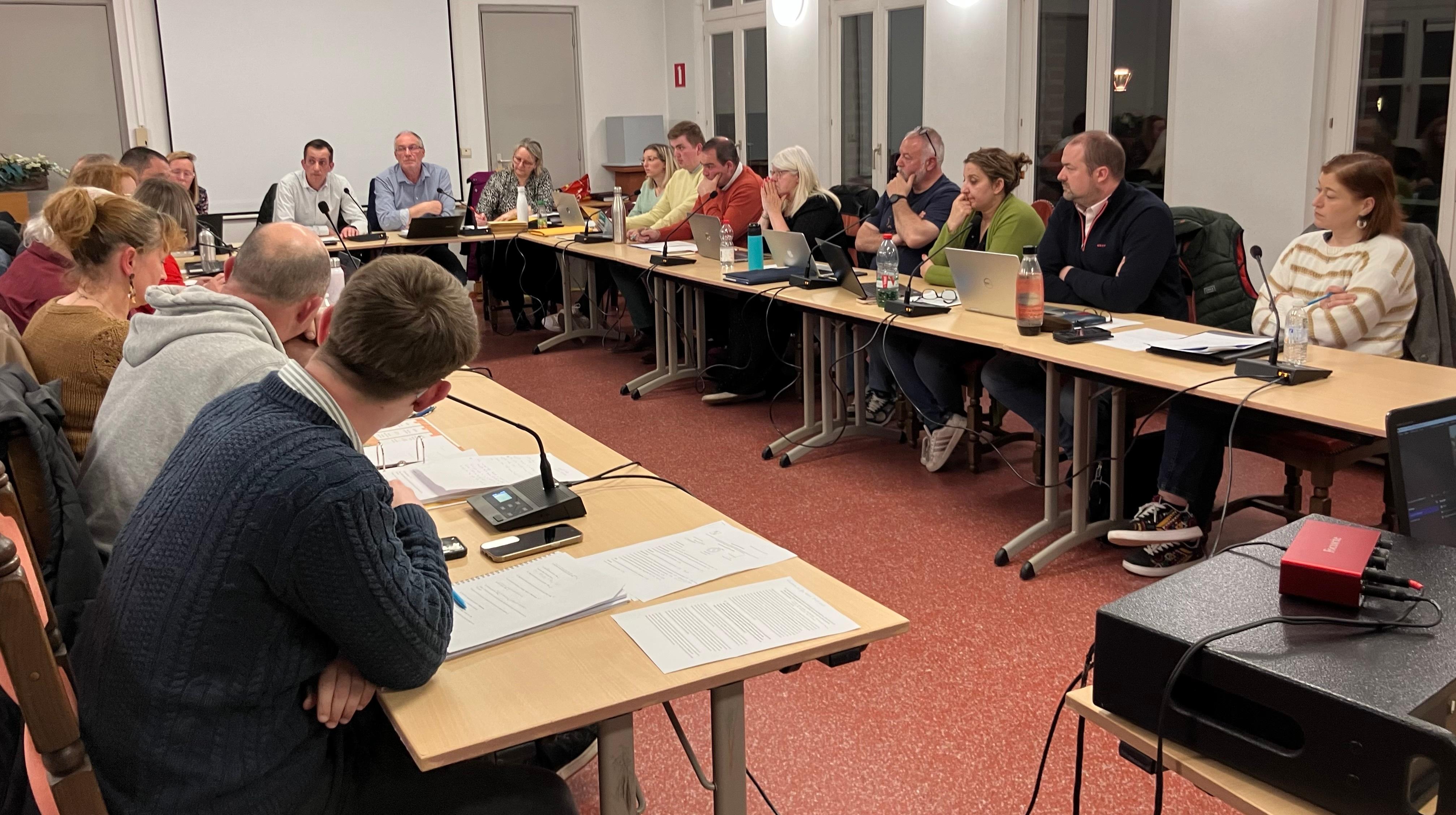 Deux conseils en 24h, une plainte contre deux conseillers communaux : la semaine prochaine s'annonce sous haute tension à Brunehaut