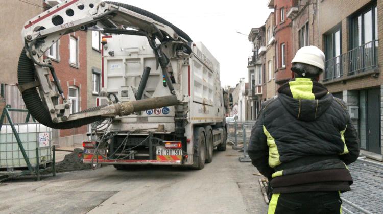 Mouscron : l'entreprise TAB utilise des camions-aspirateurs pour excaver les terrassements les plus solides