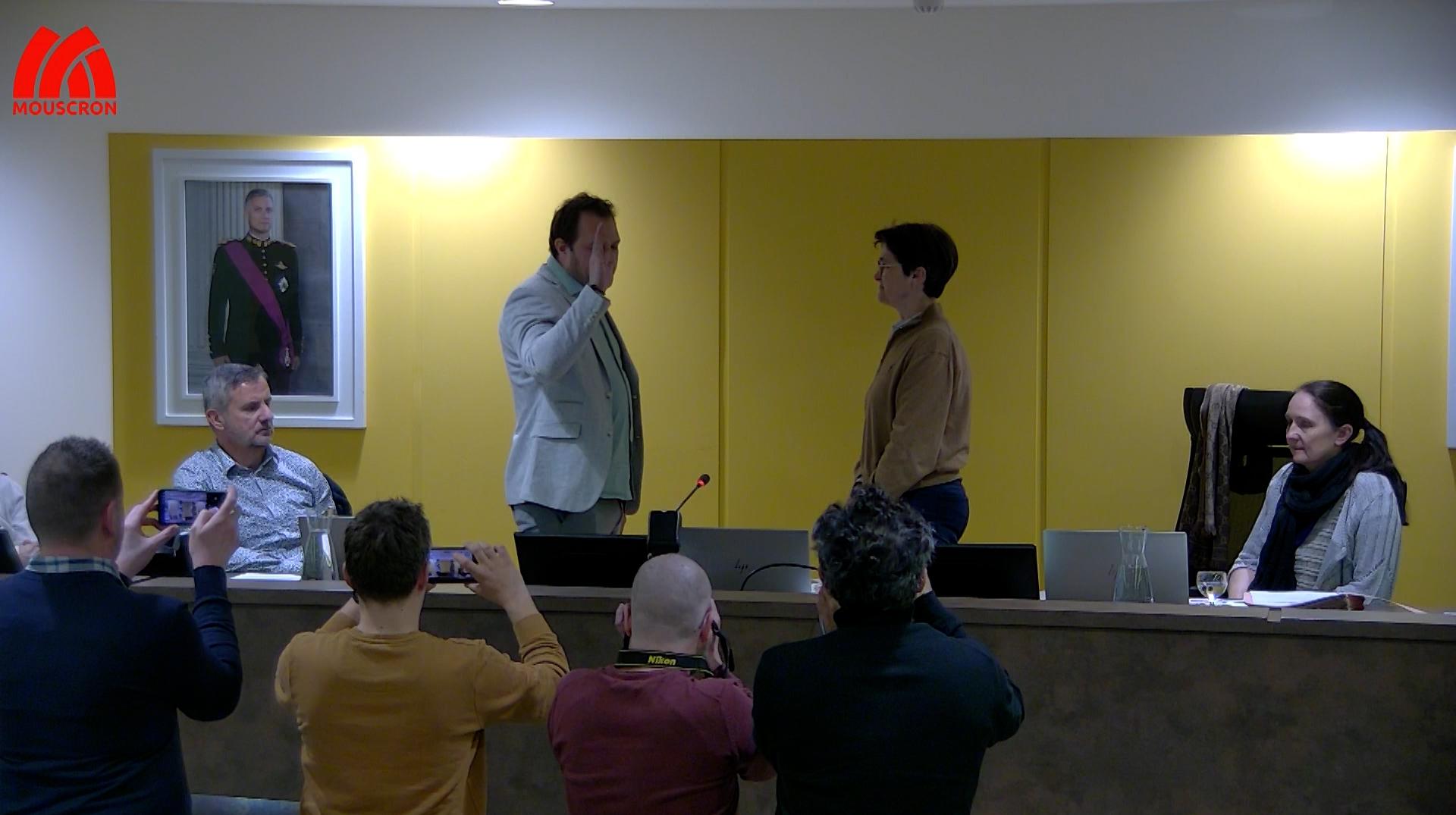 Gauthier Facon prête serment et fait son retour au conseil communal