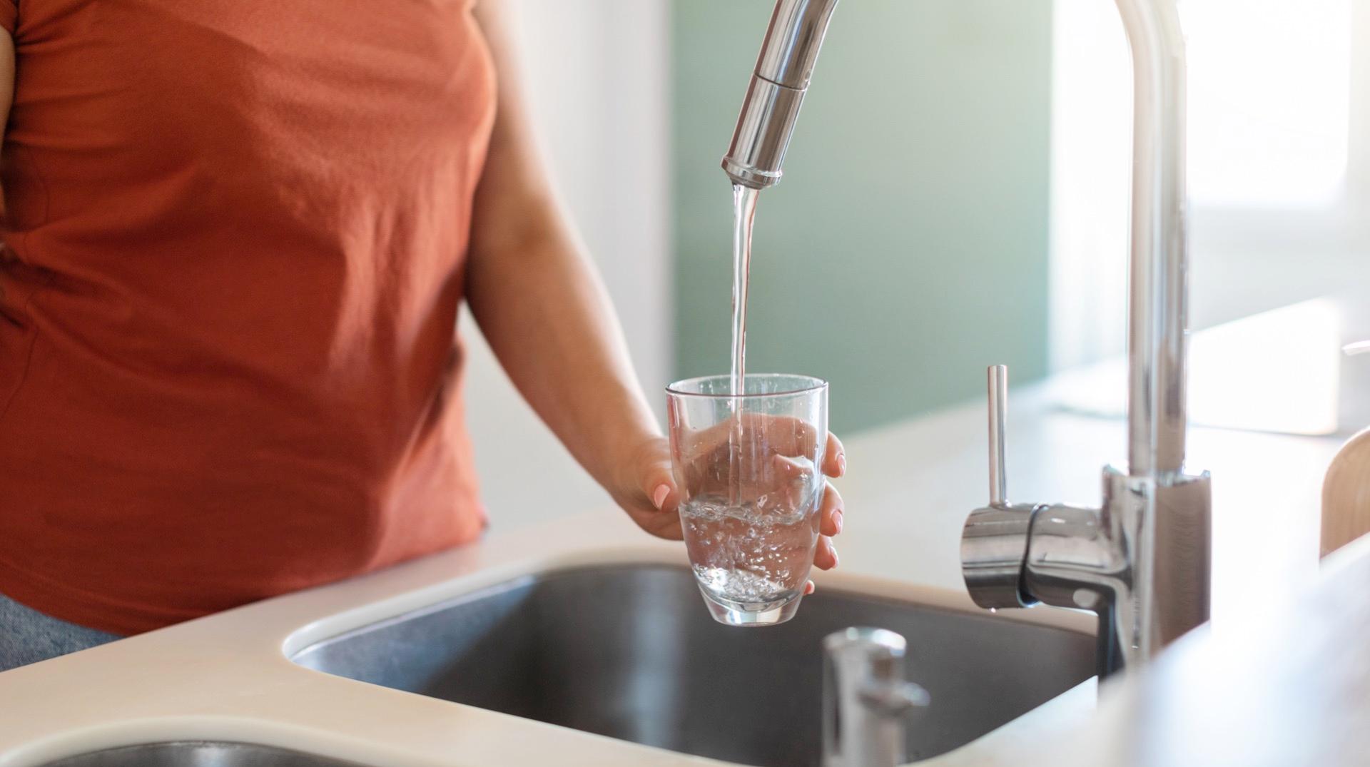 Contamination de l’eau au PFAS dans la région de Chièvres : suivez en direct la séance d’information à 19h