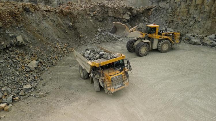 Carrières Unies de Porphyre : des machines impressionnantes et un processus technique de précision