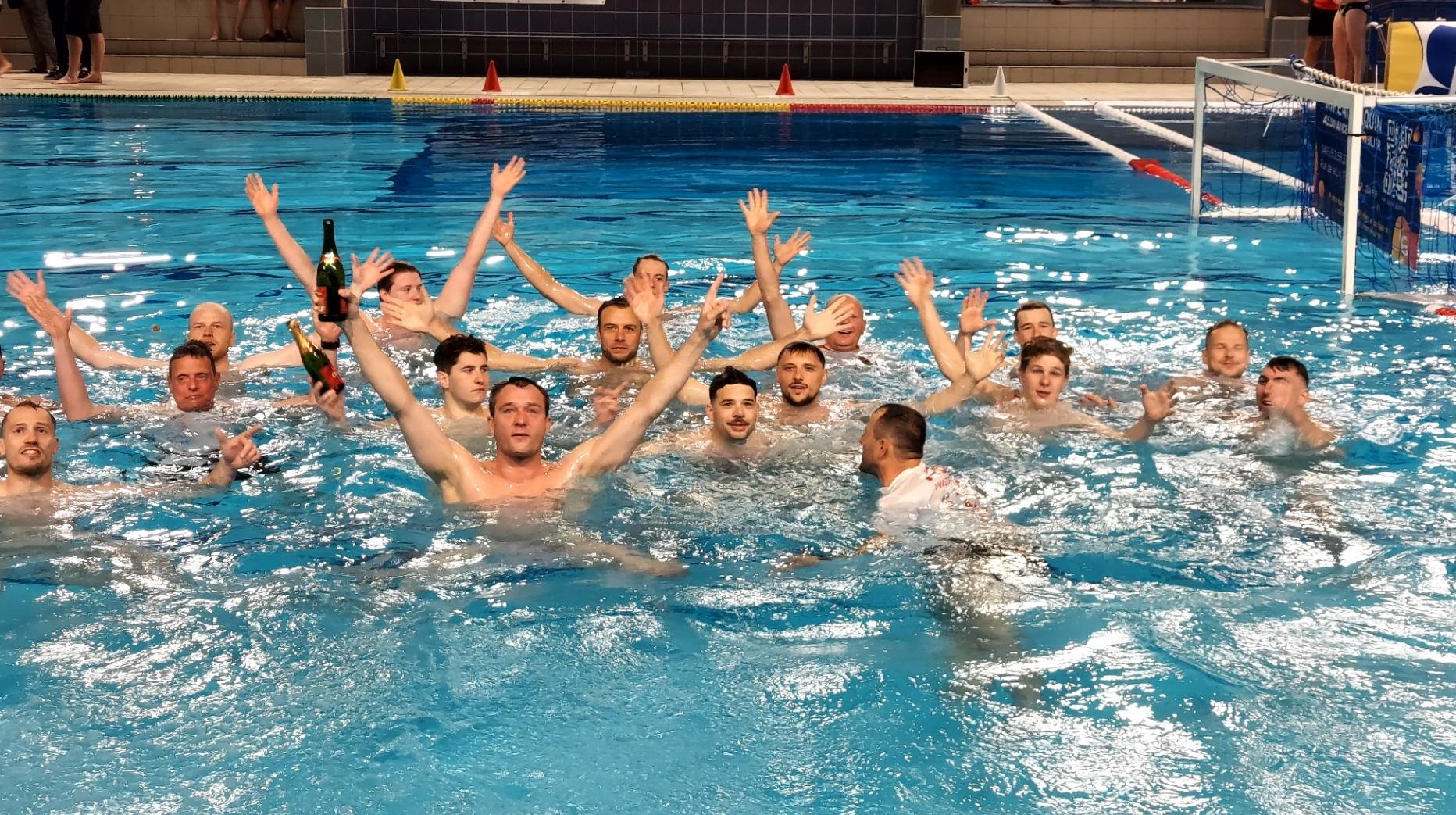 Water-polo: dans la douleur, les Dauphins Mouscronnois s’imposent à La Louvière et sont sacrés champions de Belgique