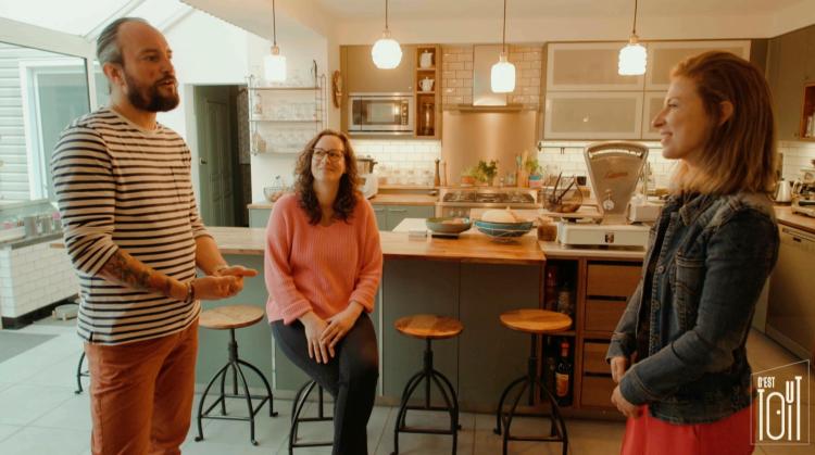 C'est tout toit: une maison conçue comme un décor de théâtre