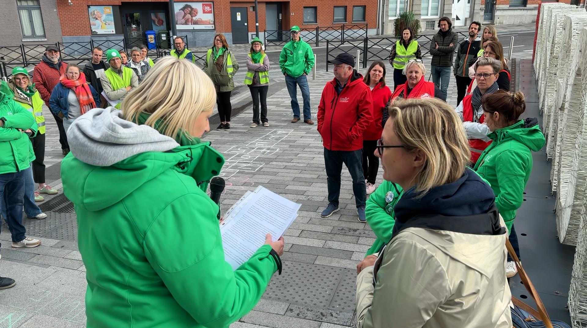 “Ne votez pas le décret-programme” : des professeurs mobilisés devant le centre administratif de Mouscron