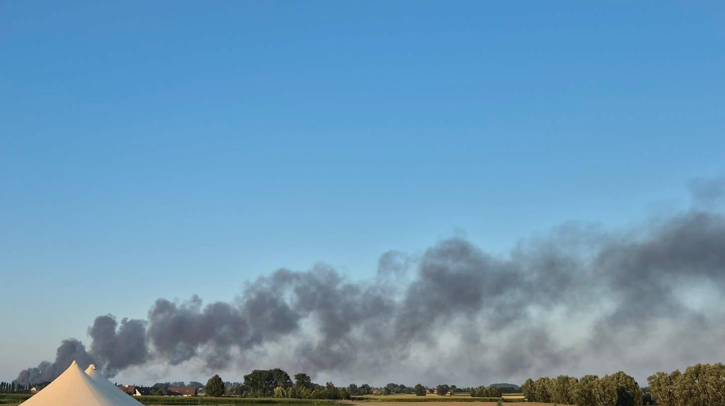 Incendie à Wervik : Alice Leeuwerck conseille aux habitants de Ten-Brielen, Comines et Bas-Warneton de garder portes et fenêtres fermées