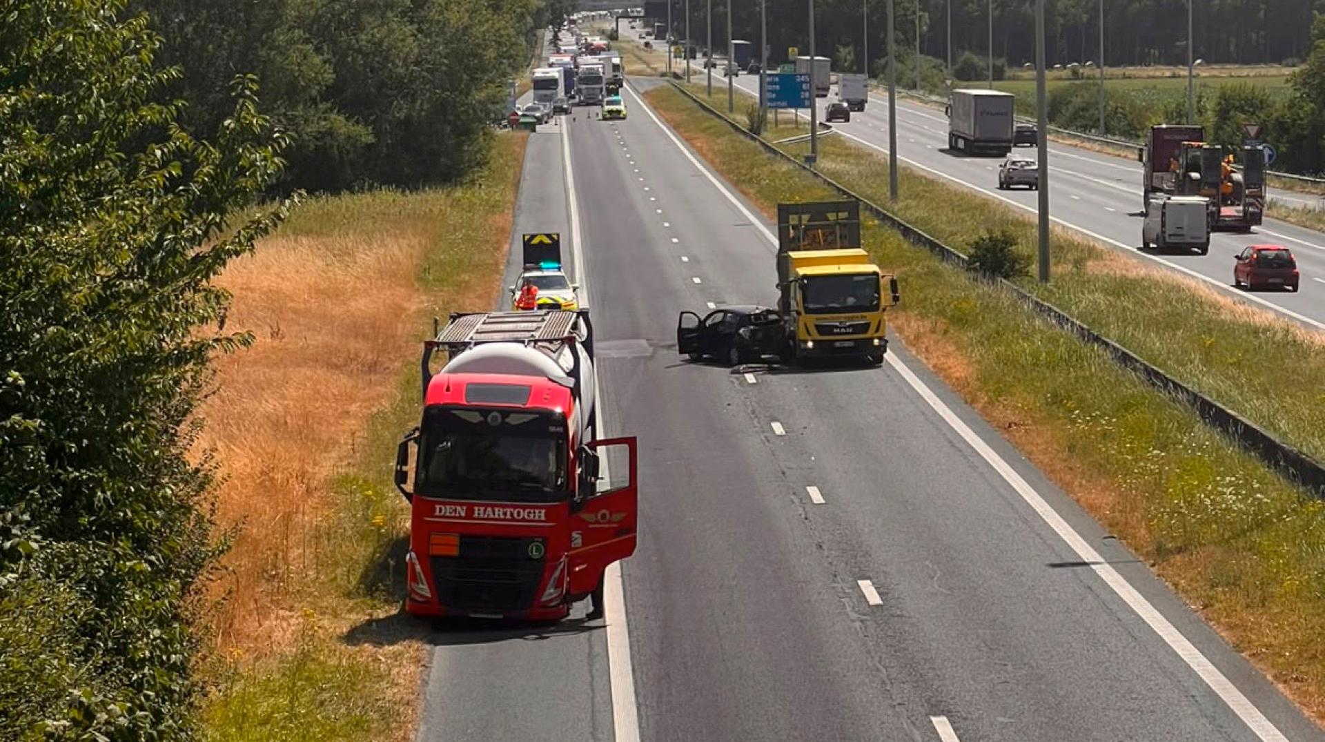 Templeuve : une voiture a percuté un camion tampon sur l’autoroute E403 en direction de Mouscron