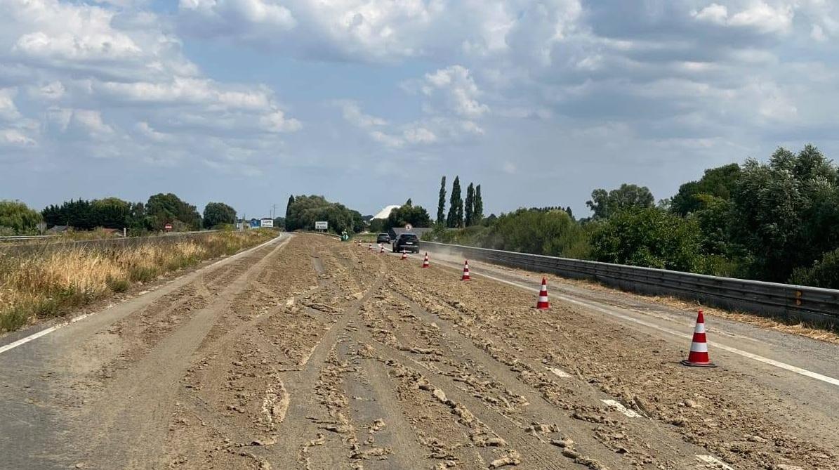 Comines-Warneton : la RN58 fermée à la circulation à cause d'une grande quantité de boue sur la chaussée