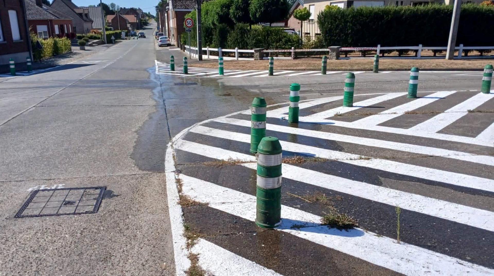 Flobecq : une importante fuite d’eau a été constatée au niveau du carrefour dangereux à Flobecq Bois