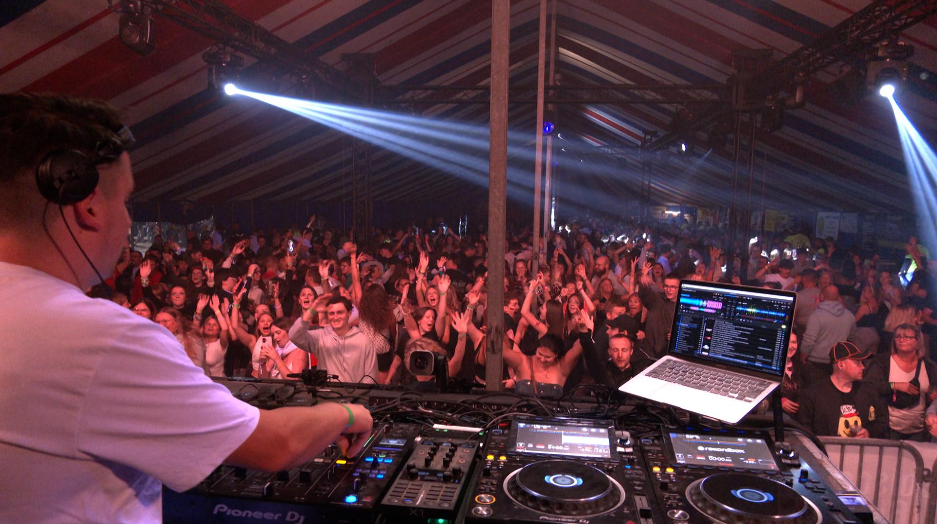 Festivibes : on a fait la fête avec vous à la Fluo party du chapiteau de Tourpes