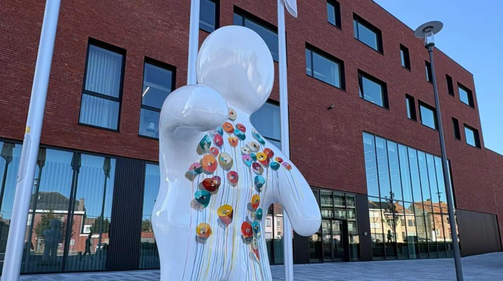 Vingt-deux poupées géantes débarquent à Mouscron pour soutenir les enfants hospitalisés