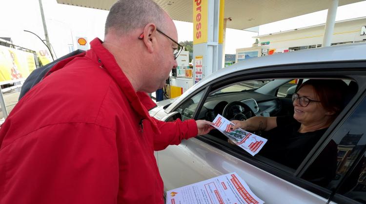 Carburants à près de 2,30€ le litre : face à la flambée des prix, la FGTB se mobilise dans les stations-service
