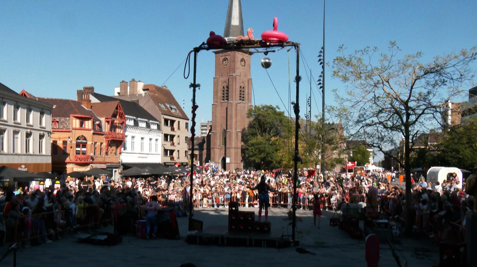 Les Hurlus Berlus attirent la grande foule dans le centre de Mouscron
