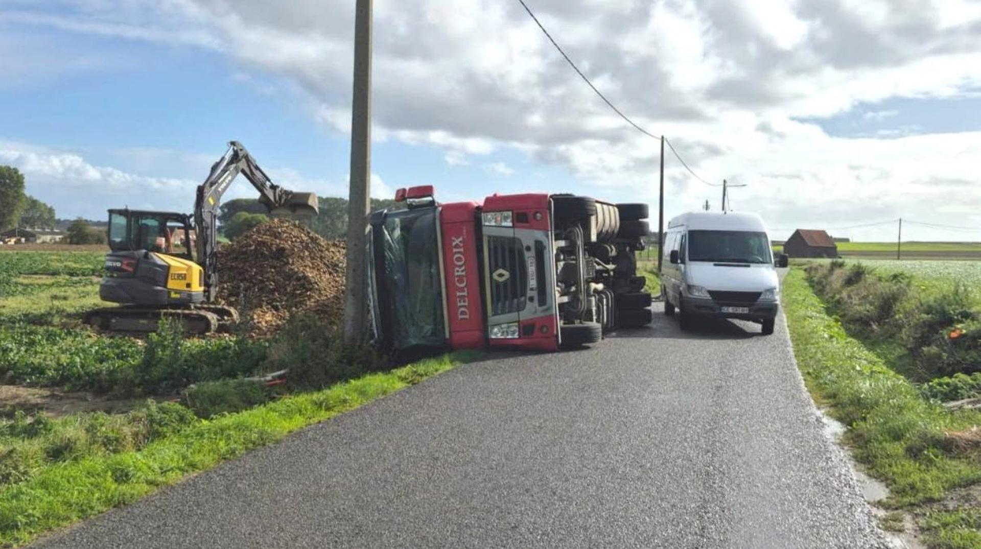 Hérinnes : un camion de pommes de terre se renverse, la rue de Marvis bloquée