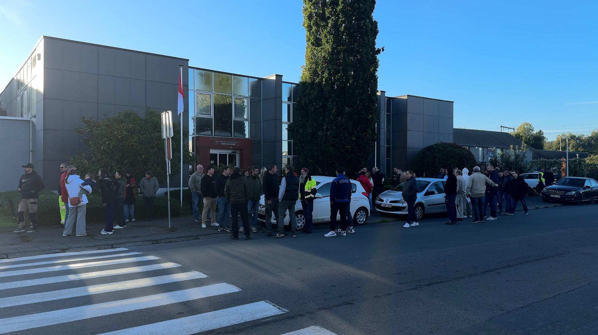 Tournai : des piquets de grève bloquent les accès au département maintenance, la bourgmestre intervient avec un huissier
