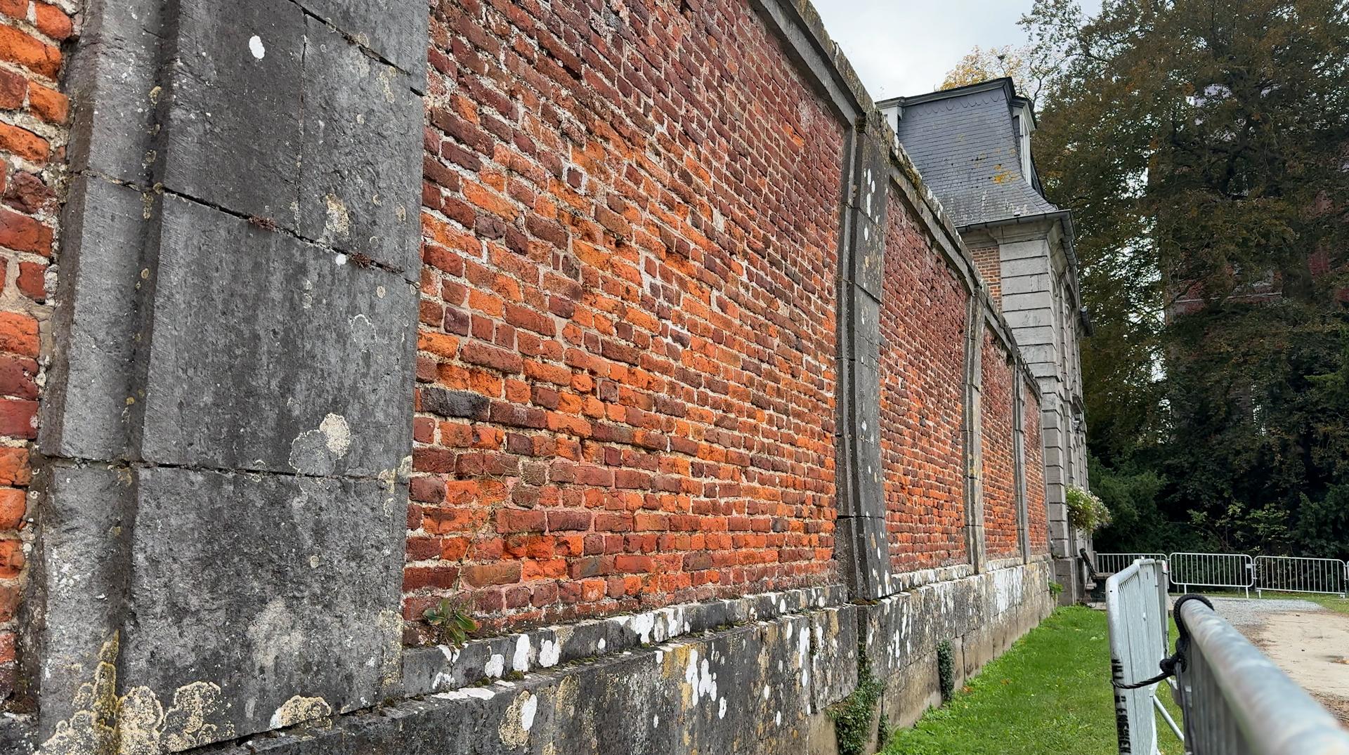 Enghien : le mur sud-est de la cour d’honneur du parc va être démonté brique par brique