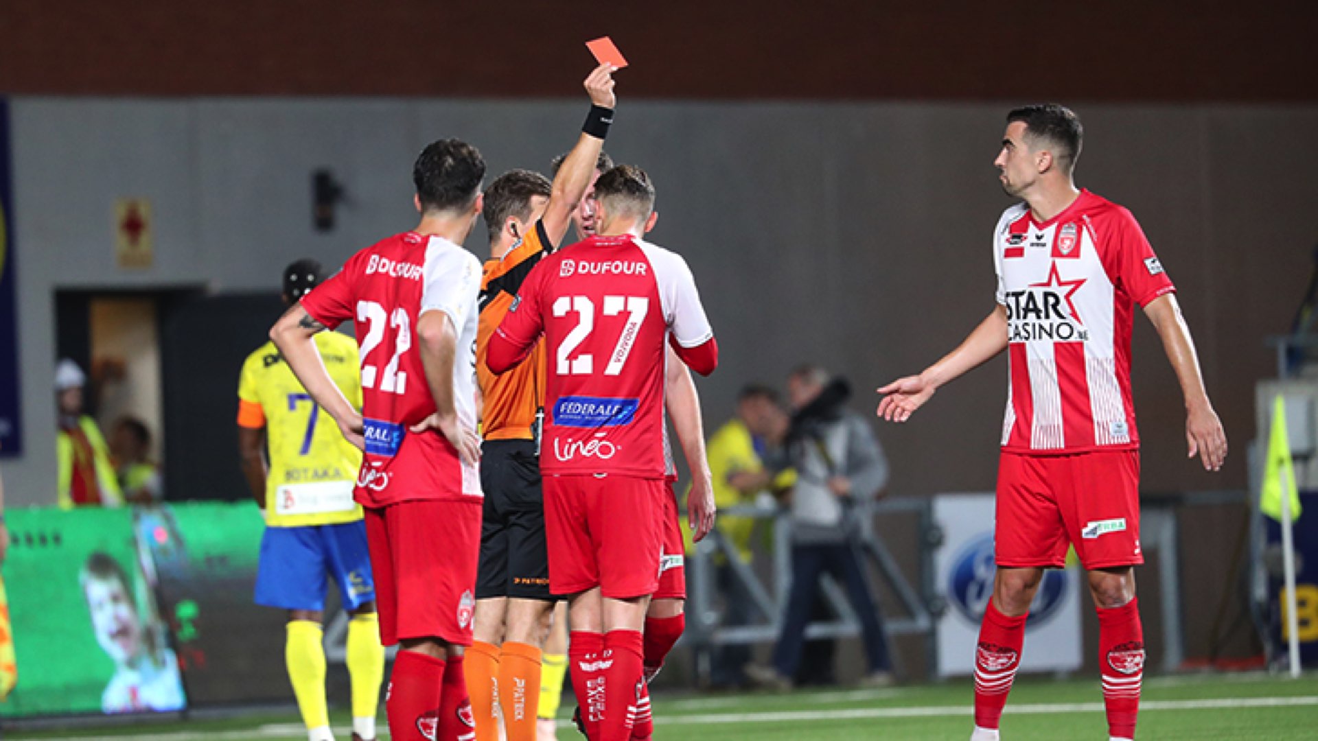 L'Excel Mouscron, réduit à 9, battu à Saint-Trond